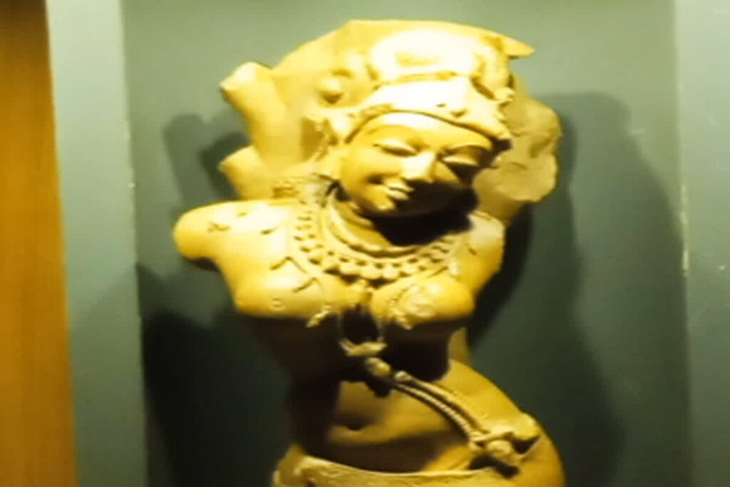 Indian Monalisa Security | Image Source | IBC24