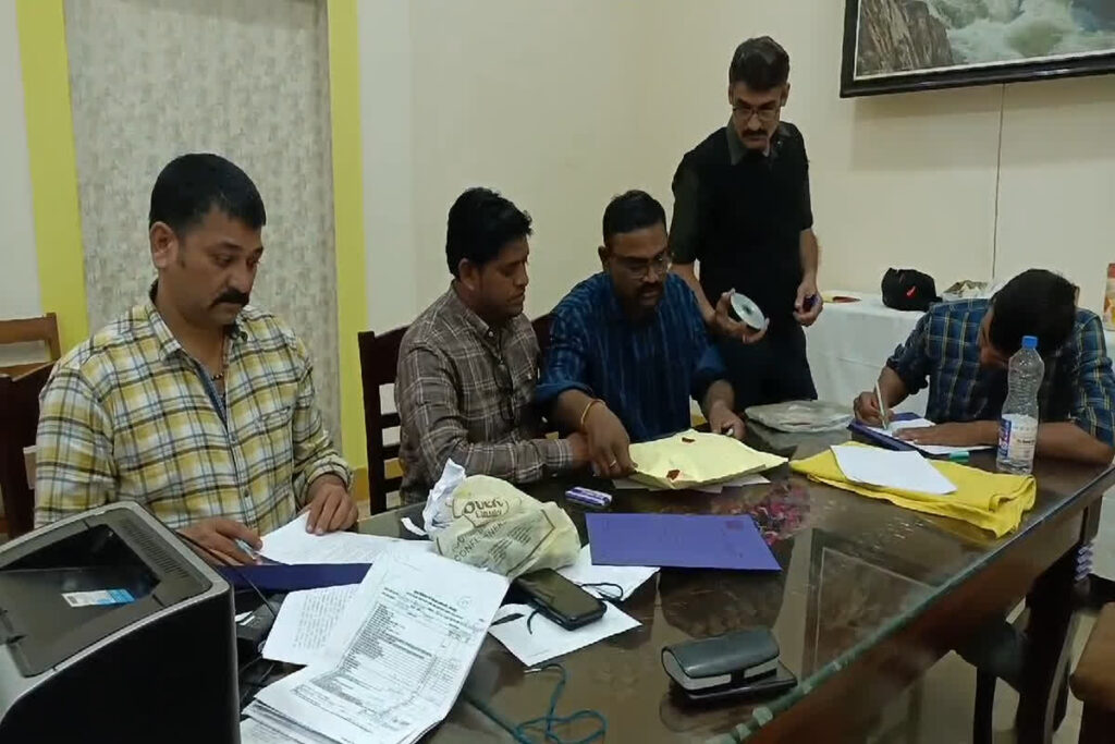 Lokayukt raid in Jabalpur | Image Source | IBC24