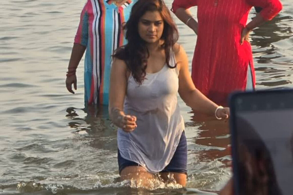 Mahakumbh me Nahati Mahila ki Video: पारदर्शी कपड़े पहनकर युवती ने संगम में लगाई डूबकी / Image Source: Instagram