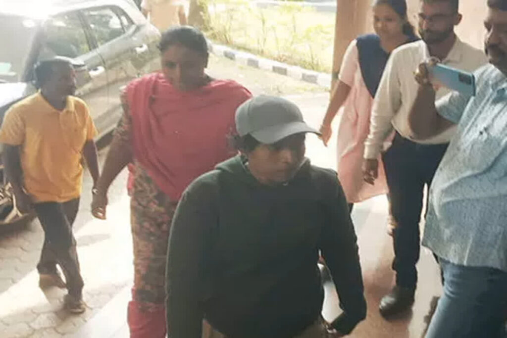 Last Female Naxal Lakshmi: आखिरी महिला नक्सली लक्ष्मी ने पुलिस के सामने किया सरेंडर / Image Source: social Media