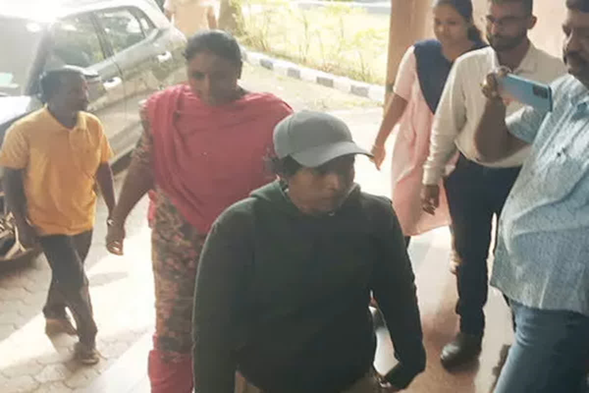 Last Female Naxal Lakshmi: आखिरी महिला नक्सली लक्ष्मी ने पुलिस के सामने किया सरेंडर, 15 साल पहले पहुंची थी लाल गलियारे में, सरकार की ओर से मिलेगा 7 लाख रुपए