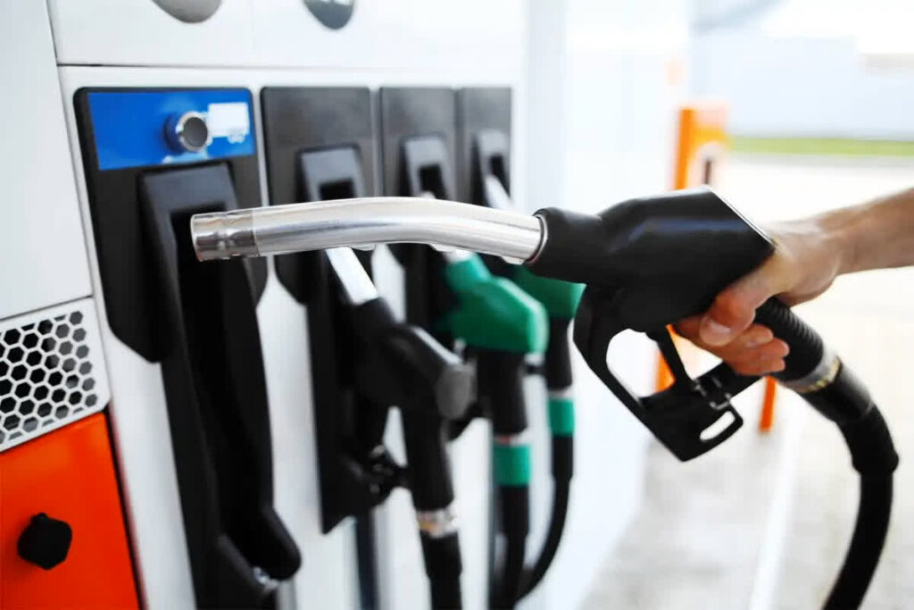 Petrol Diesel Price News Today: 5.31 रुपए सस्ता हुआ डीजल, पेट्रोल भी हुआ सस्ता / Image Source: ANI