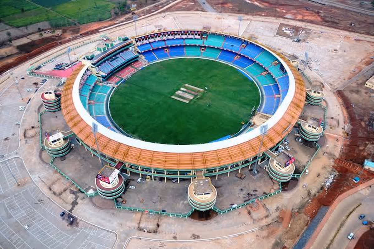 Cricket Match in Raipur 2025: रायपुर के क्रिकेट स्टेडियम में 6 फरवरी से खेला जाएगा मैच, देश ही नहीं दुनिया के दिग्गज खिलाड़ी लगाएंगे चौके-छक्के, टिकट के लिए उमड़े लोग