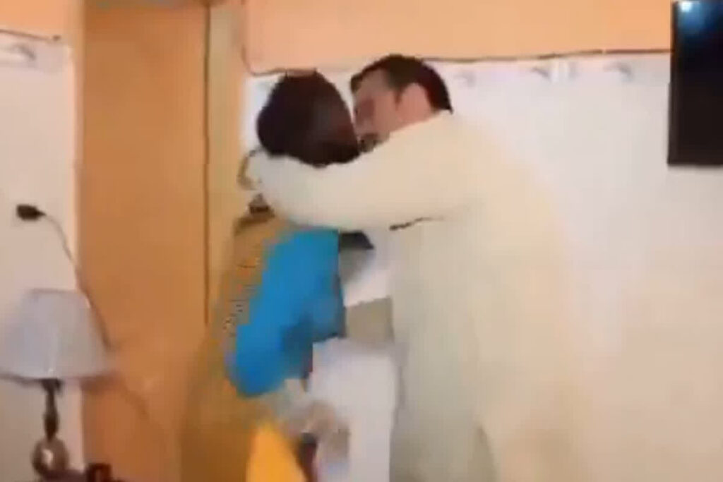 Demand Sex for PM Awas: 'सेक्स कर लो हमारे साथ...पूरा घर फ्री में बनवा देंगे' ! Image Source: Symbolic