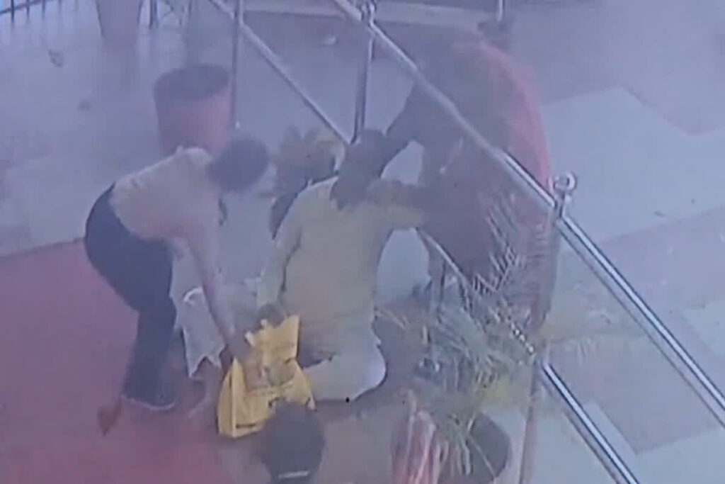 Heart attack in Pashupatinath temple: Image Source- IBC24