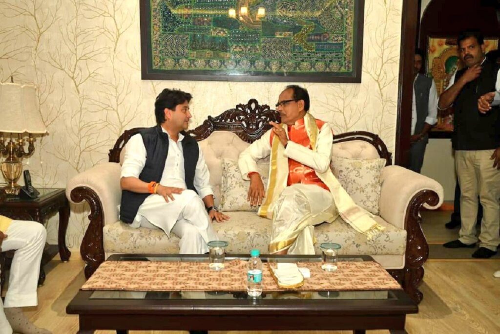 Scindia met the Governor in Bhopal, image source: ibc24Scindia met the Governor in Bhopal, image source: ibc24