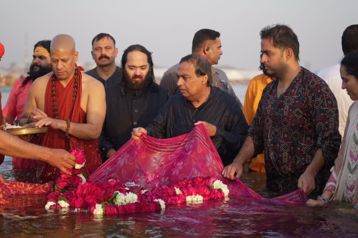 Mukesh Ambani Family in Mahakumbh : चार पीढ़ियों संग महाकुंभ पहुंचे मुकेश अंबानी, त्रिवेणी संगम में लगाई पवित्र डुबकी