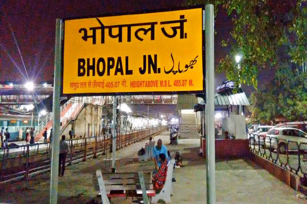 Bhopal Railway Station CCTV: Image Source- IBC24
