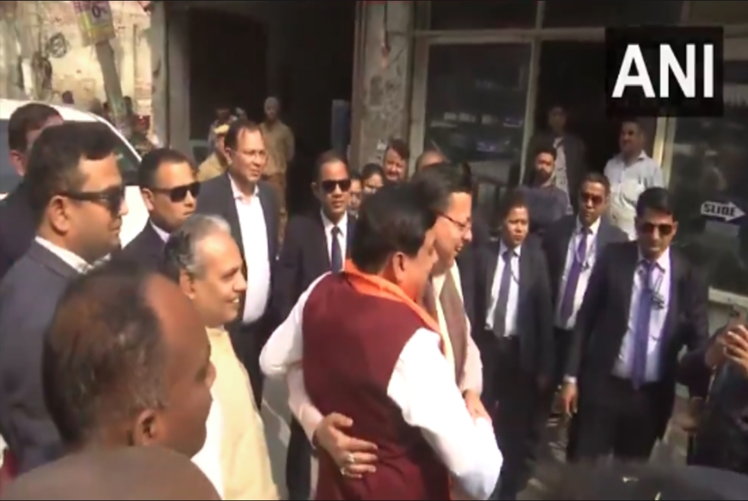 Dr. Mohan Yadav met Pushkar Singh Dhami : प्रचार के दौरान मिले सीएम डॉ. मोहन यादव और सीएम पुष्कर सिंह धामी.. एक-दूसरे को लगाया गले, देखें  वीडियो