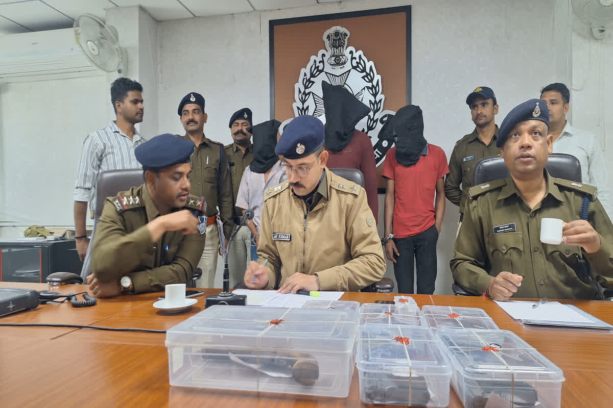 Ratlam Police Action :सोशल मीडिया की मदद से पकड़े गए बदमाश, अवैध हथियारों की खरीद-फरोख्त में शामिल चार आरोपी गिरफ्तार, पुलिस की राडार पर 1000 अकाउंट्स