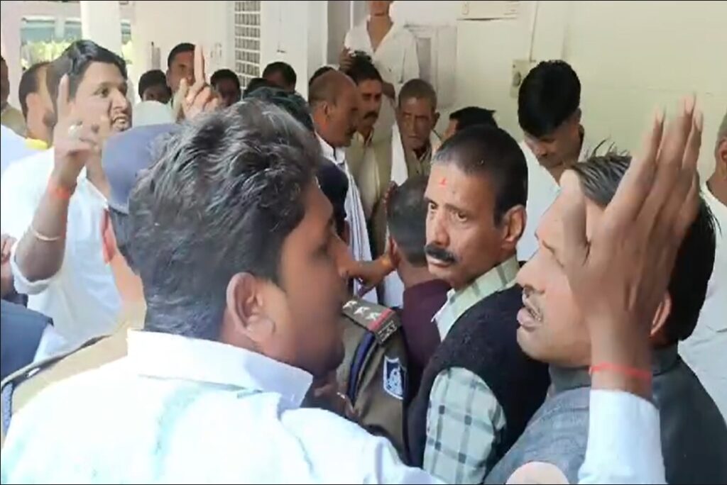 Dispute among Congress workers | Source : IBC24