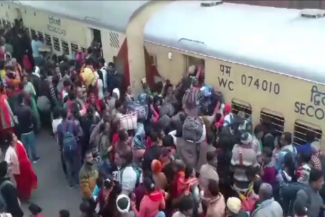 Mahakumbh 2025 : महाकुंभ जाने वाले मार्गों पर श्रद्धालुओं की उमड़ी भीड़.. लगा कई किलोमीटर तक लंबा जाम, खचाखच भरी ट्रेनें