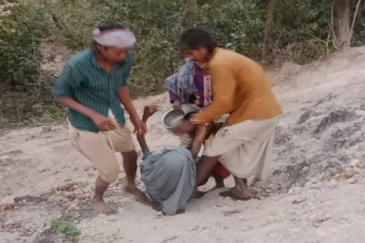 Kawardha News : गांव में सड़क न होने से नहीं पहुंच पाई एंबुलेंस, बेबस परिजन 3 किमी पैदल चल बीमार महिला को ले गए अस्पताल