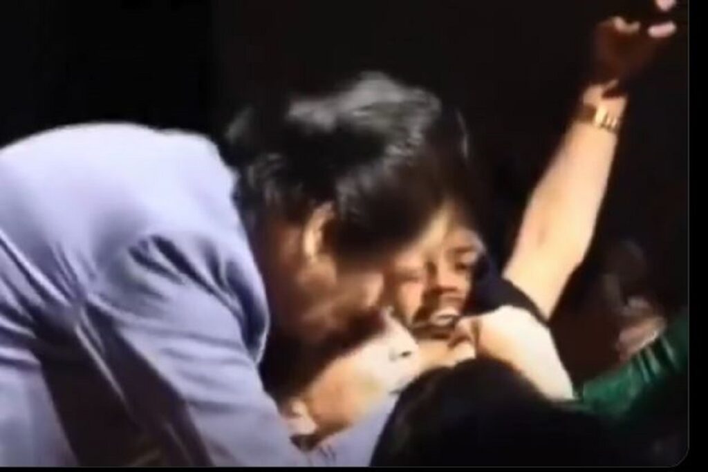 Udit Narayan kissing a girl video, image source: social media X