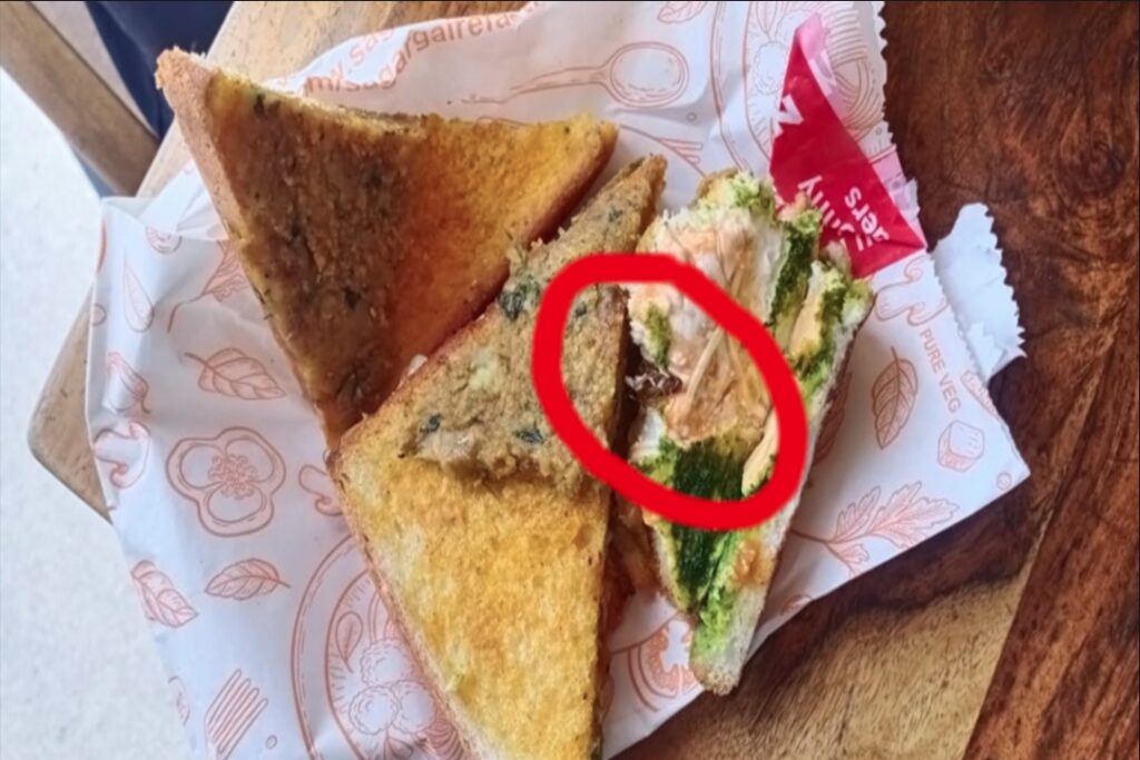 Cockroach Found in Sandwich | Source : IBC24