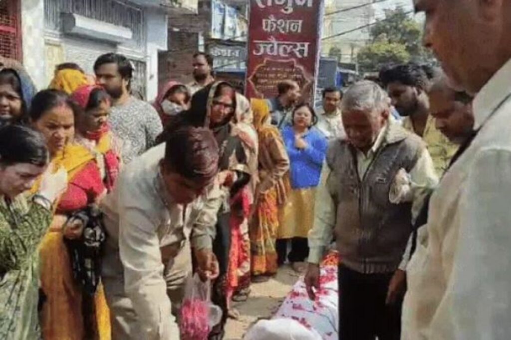 mother also died after seeing the dead body of her son, image sourceL ibc24