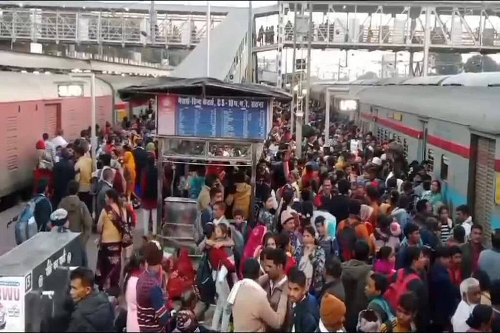 Mahakumbh 2025 Railway Station Crowd: Image Source- IBC24
