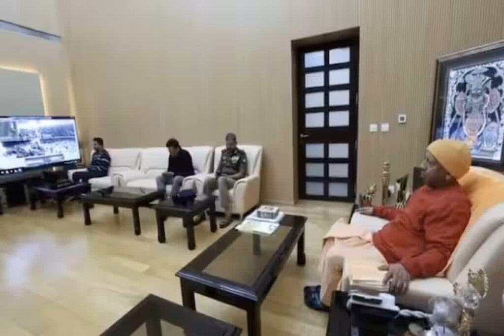 CM Yogi Monitoring Mahakumbh Amrit Snan| Photo Credit: IBC24