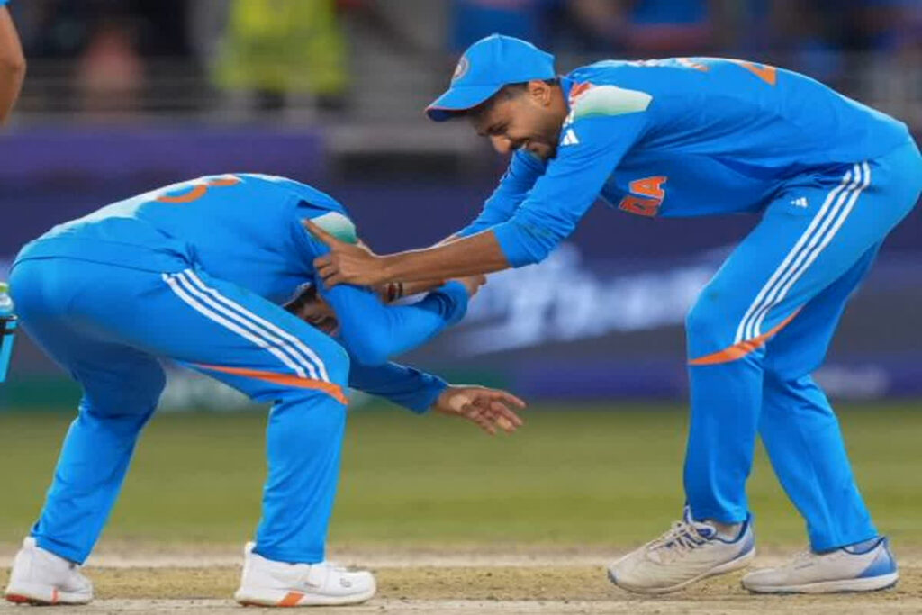 Virat Kohli touch feet of Axar Patel: 'विराट कोहली ने मैदान में छूए पैर' जानिए 300वां वनडे खेल रहे कोहली ने क्यों किया ऐसा / Image Source: Screengrab
