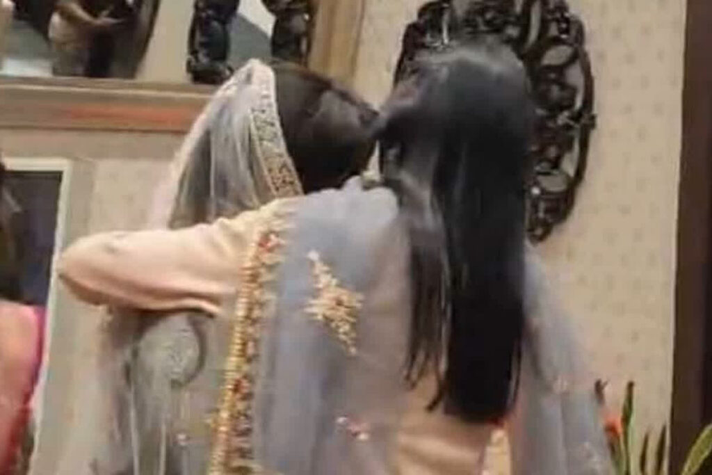 Bride Caught while Have Sex: रिंग सेरेमनी से पहले बंद कमरे में संबंध बना रही थी दुल्हन! Image Source: Viral From X