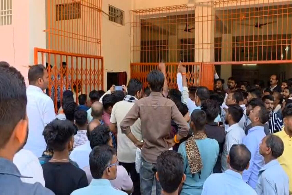 Baloda Bazar Zila Panchayat Adhyaksh: जिला पंचायत अध्यक्ष के चुनाव के बाद भाजपा कार्यालय में जमकर हंगामा / Image Source: IBC24