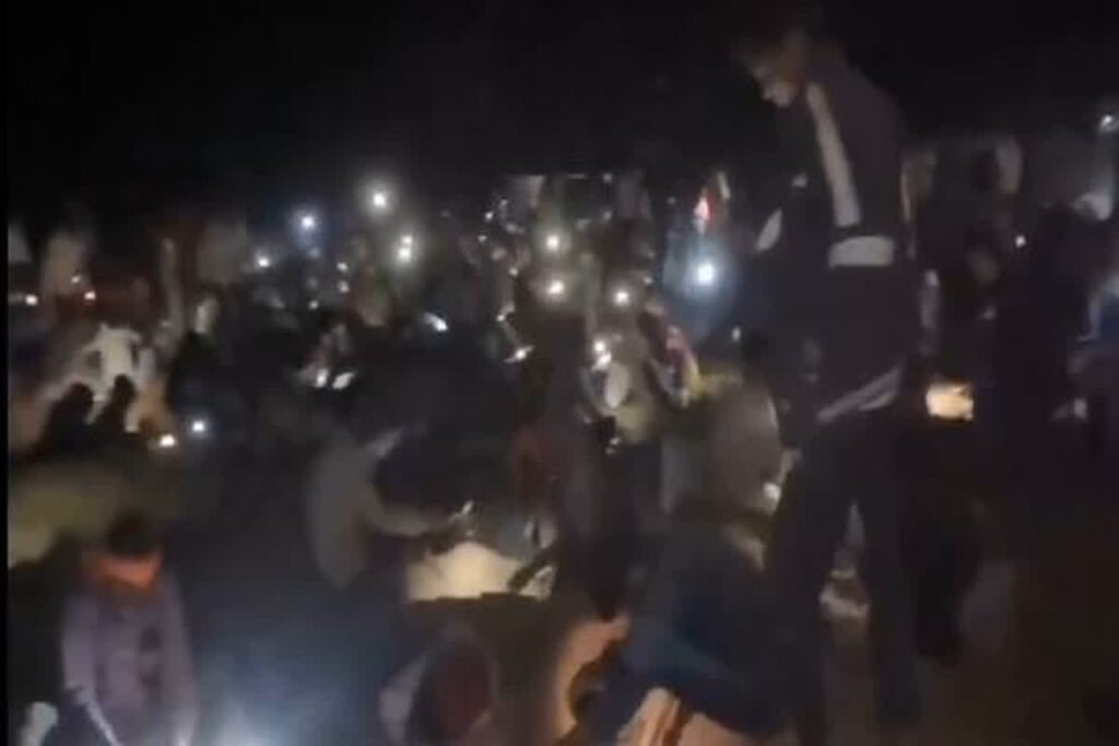 Khajana Khojne Pahuche Gramin: फिल्म छावा देखकर मुगलकालीन सिक्कों की तलाश में असीरगढ़ किला पहुंचे सैकड़ों ग्रामीण / Image Source: Screengrab