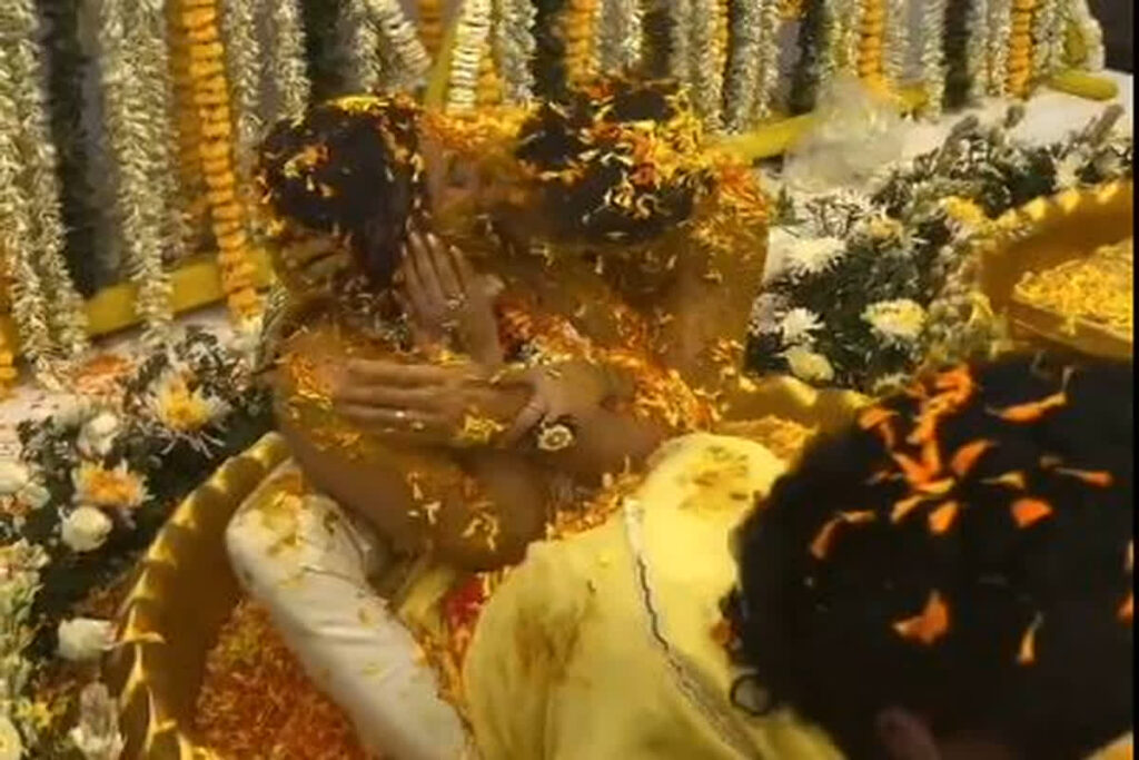 Dulha Dulhan Romance Video: बिना ब्रा के फूलों से बना ब्लाउज पहनकर आई दुल्हन / Image Source: Screengrab