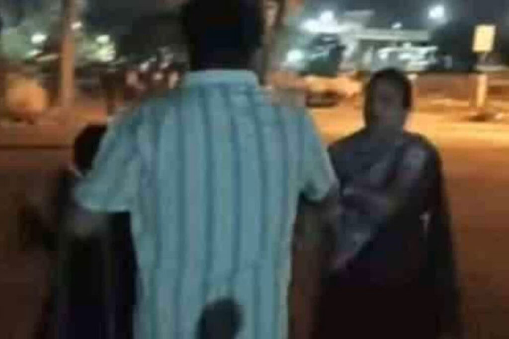 BJP Leader Caught with Boyfriend: शादीशुदा आशिक के सा​थ रंगे हाथों पकड़ाई भाजपा नेत्री / Image Source: Screengrab