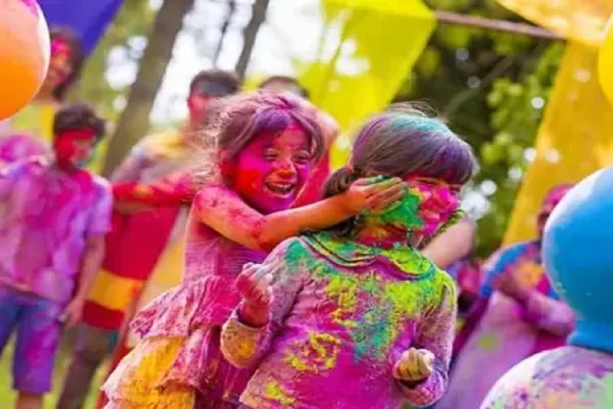 Holi Outfits : होली में पहनकर खेले हुए रंगीन कपड़ों का क्या करें? क्या इन कपड़ों को घर में रखना है सही, यां है कोई अशुभ संकेत?