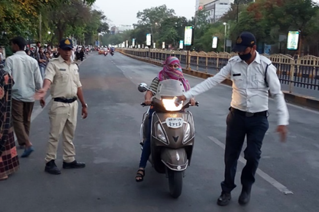 Indore Traffic Police Action | Image Source | IBC24 File