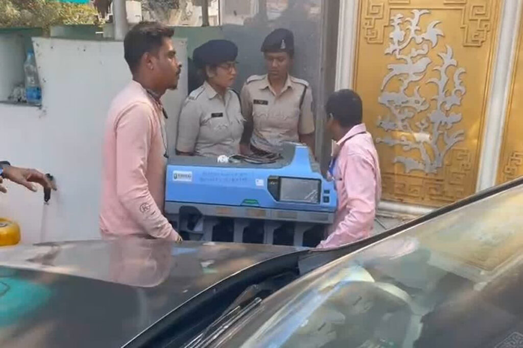 ED Raid in Chhattisgarh: भूपेश बघेल के बंगले में लाई गई नोट गिनने की मशीन / Image Source: IBC24 Original