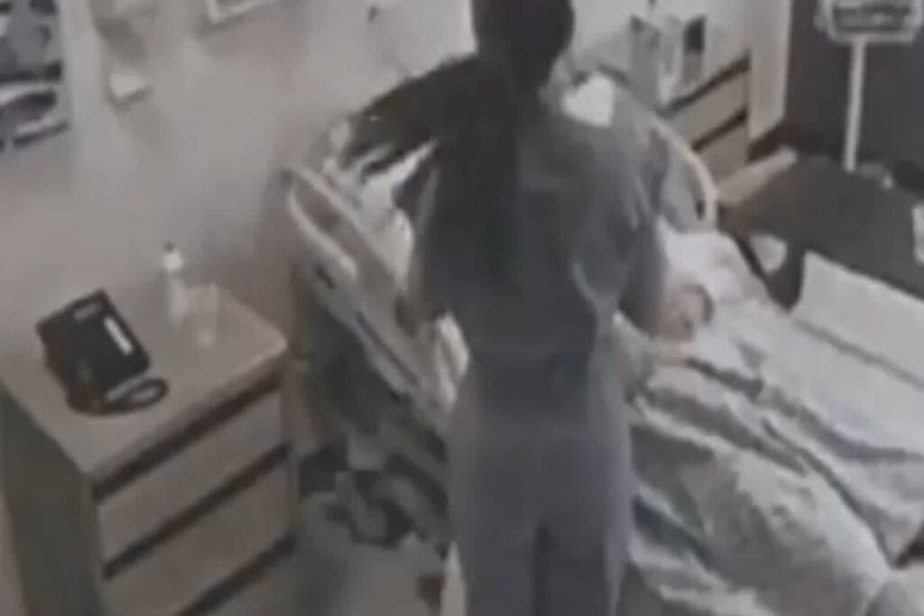 Nurse Show Private Part to Patient: मरीज को जल्दी ठीक करने नर्स ने दिखाया अपना प्राइवेट पार्ट / Image Source: Viral Video