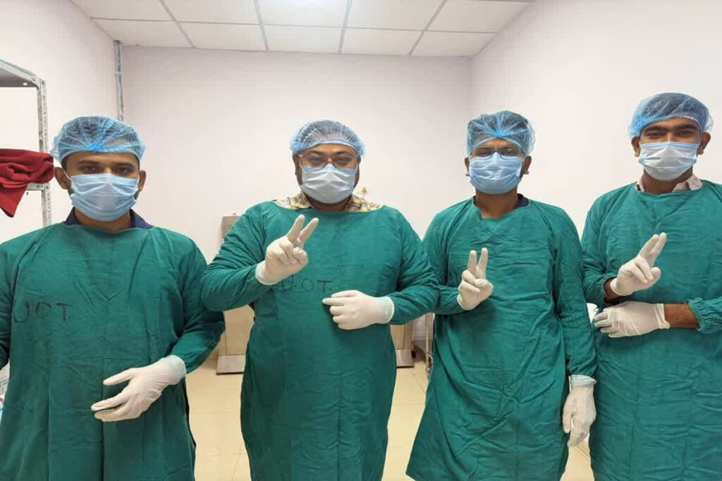 Doctors reattach a severed hand: डॉक्टरों ने प्लास्टिक सर्जरी कर जोड़ दिया कटकर अलग हुआ हाथ / MP DPR