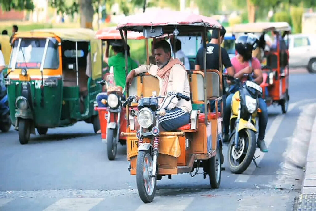 Action Against E-Rickshaws| Image Credit: IBC24 File Image