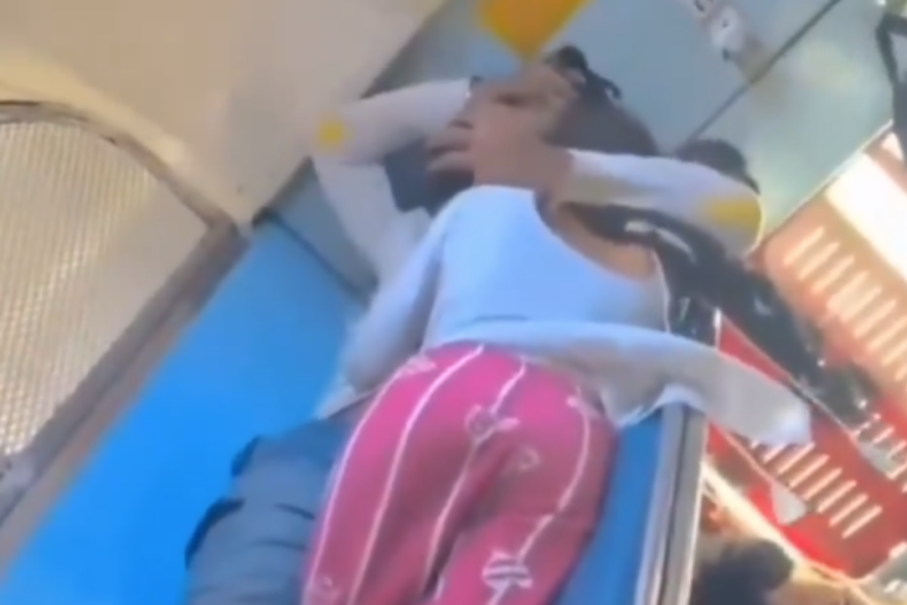Girlfriend Boyfriend Romance in Train: चलती ट्रेन में एक ही सीट पर सोकर रोमांस करने लगे प्रेमी-प्रेमिका / Image Source: Screengrab