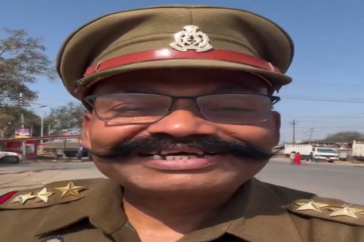 Policeman Holi Viral Video | Image Source | Adv Deepak Babu X