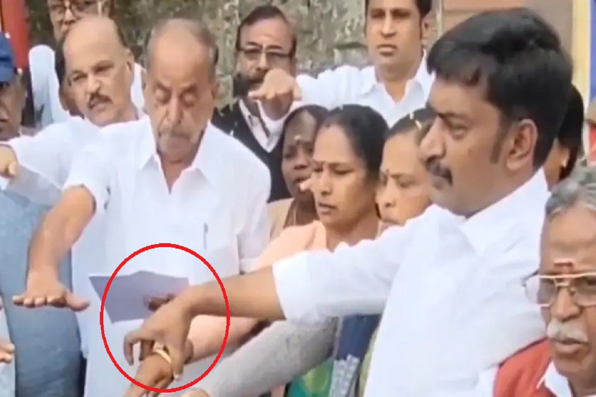 DMK Viral Video: ये तो हद हो गई…! ले रहे थे शपथ.. तभी पार्षद ने की महिला की चूड़ी चुराने की कोशिश, सियासत हुई गर्म, देखें ये वीडियो