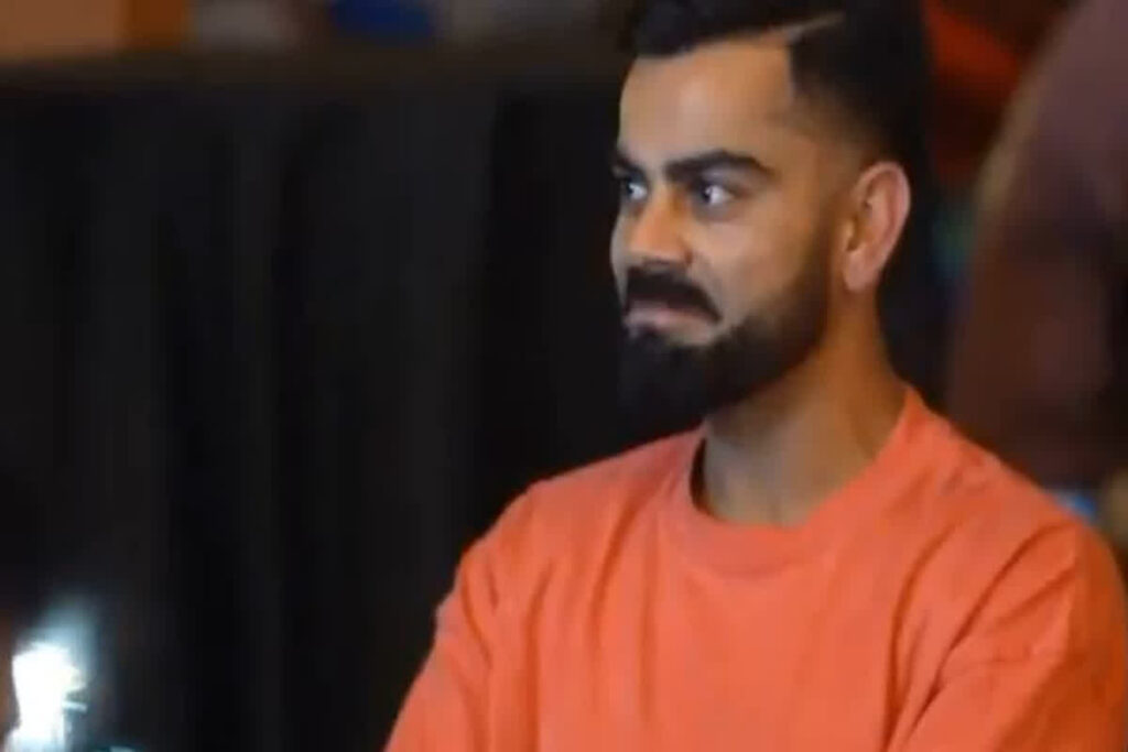 Virat Kohli News Today Latest: RCB के खिलाड़ी ने विराट कोहली के बैग से निकाल लिया ये सामान / Image Source: Screengrab