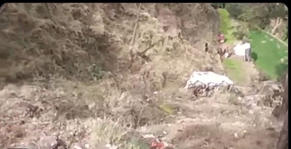 वाहन के खाई में गिरने से चार लोगों की मौत