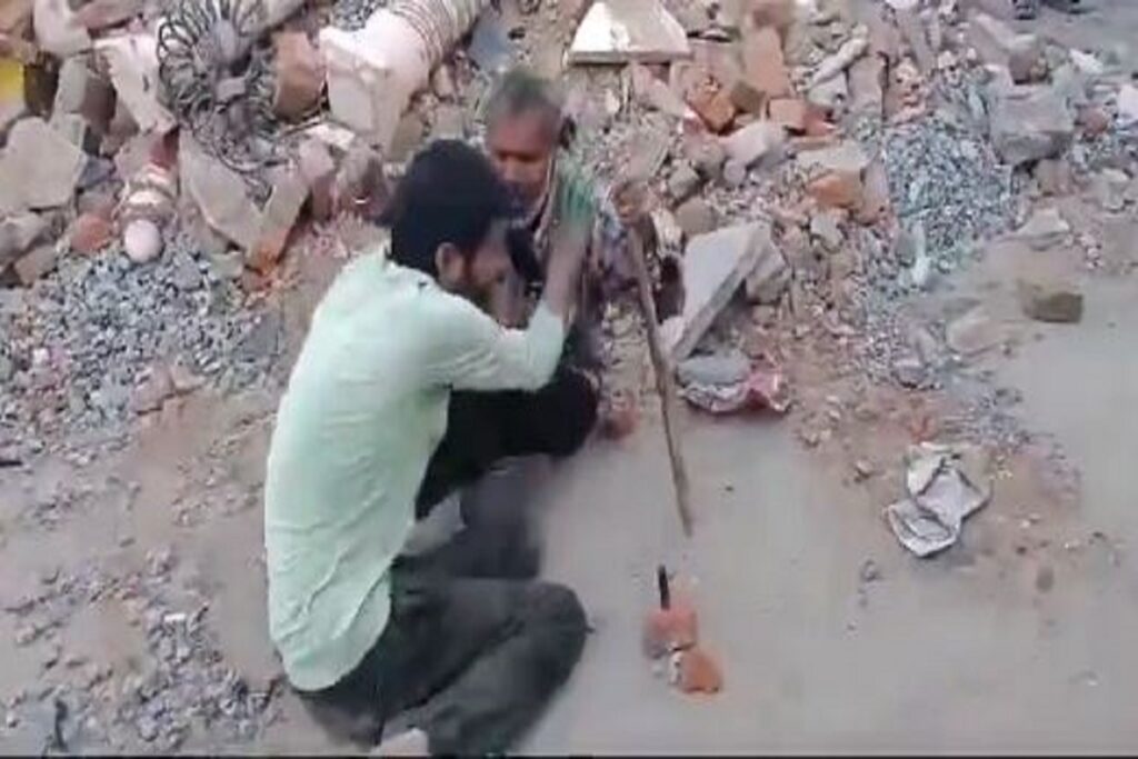 शराबियों के रोने का वीडियो वायरल, image source: abhishekbjpknj X