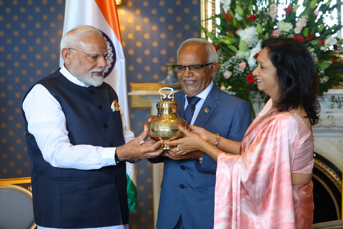 PM Modi Gifts Banarasi Saree| Photo Credit: PM Modi X Handle