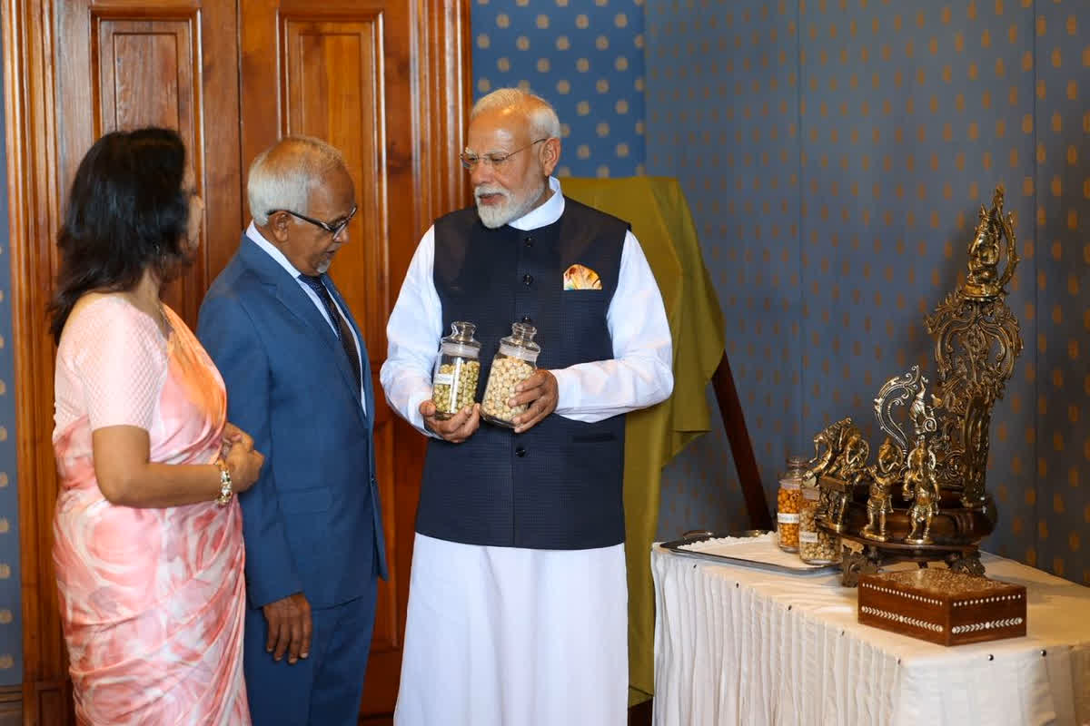 PM Modi Gifts Banarasi Saree| Photo Credit: PM Modi X Handle