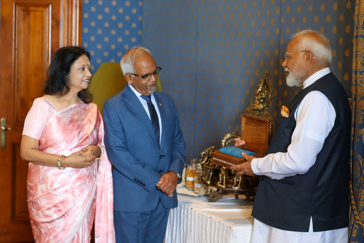 PM Modi Gifts Banarasi Saree| Photo Credit: PM Modi X Handle