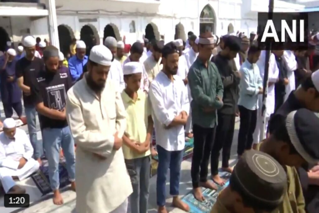 Juma Namaz News | Source : ANI