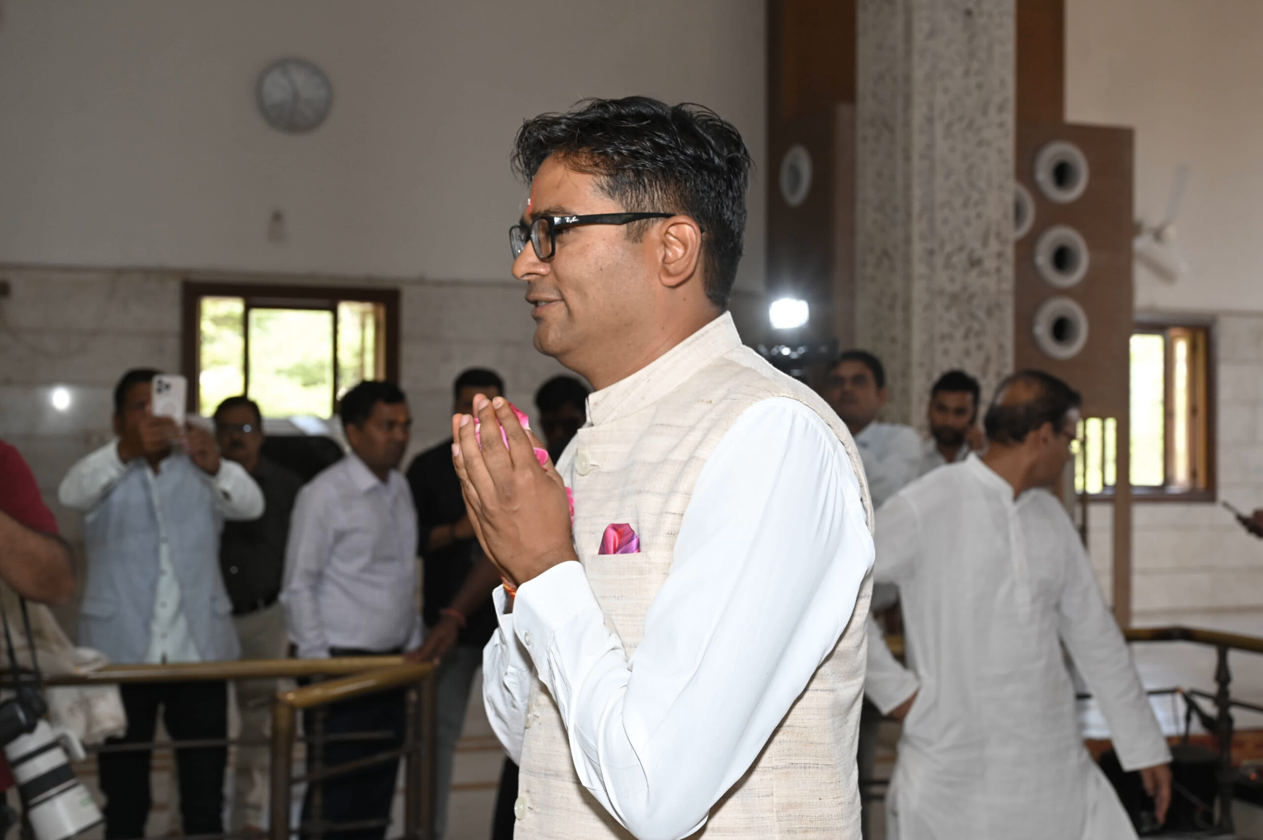 बजट पेश करने से पहले वित्त मंत्री ने ट्वीट कर कहा कि, रायपुर स्थित अपने निवास से विधानसभा के लिए निकल चुका हूं। आज विधानसभा में वित्तीय वर्ष 2025-26 के लिए बजट प्रस्तुत करूंगा। Photo Credit: CG DPR