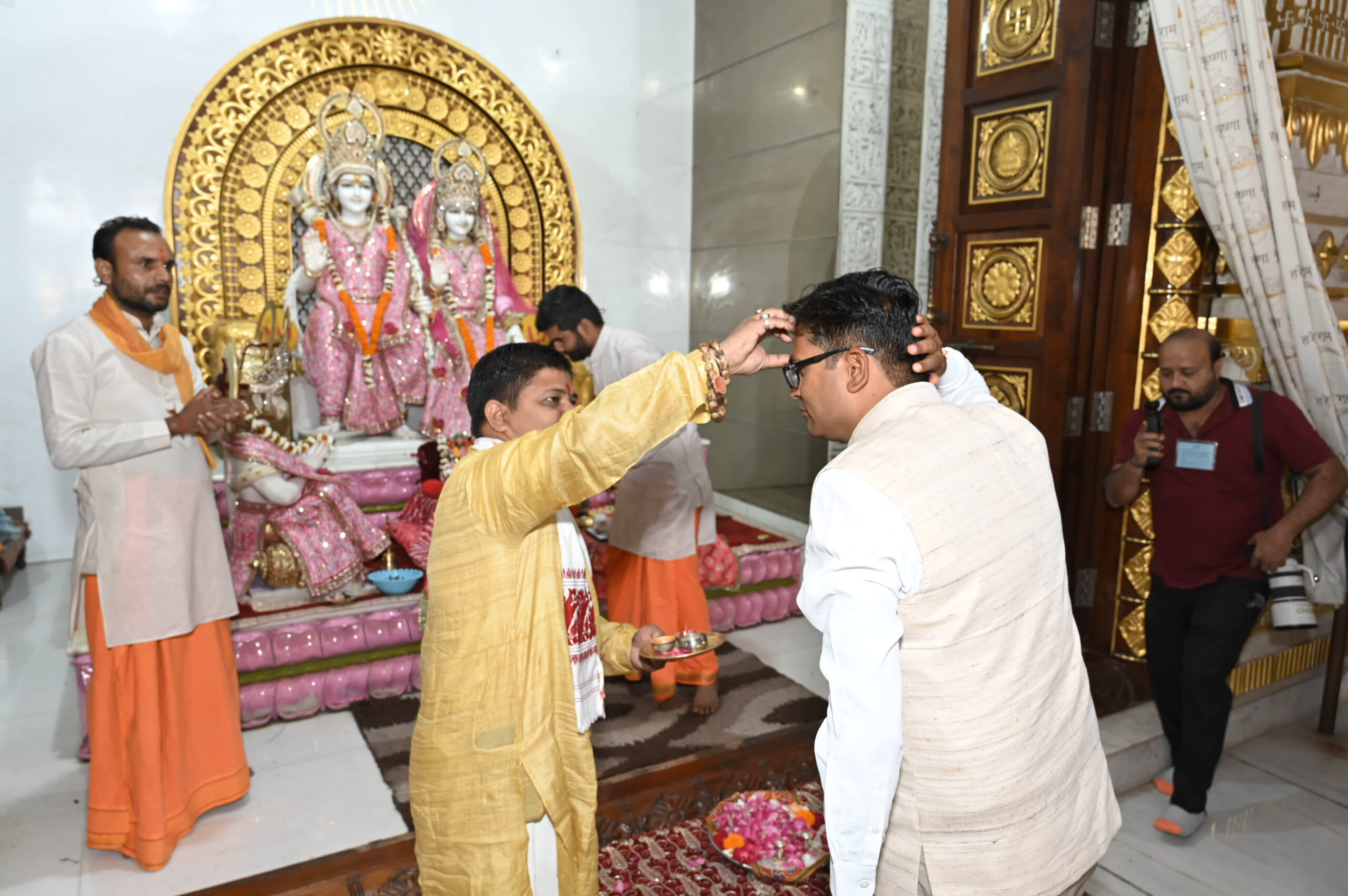 विधानसभा जाने से पहले वित्त मंत्री राम मंदिर भी पहुंचे और वहां जाकर प्रभु श्री राम का आशीर्वाद लिया। उन्होंने दंडवत होकर प्रणाम किया और प्रदेश की जनता के लिए खुशहाली की कामना की। Photo Credit: CG DPR