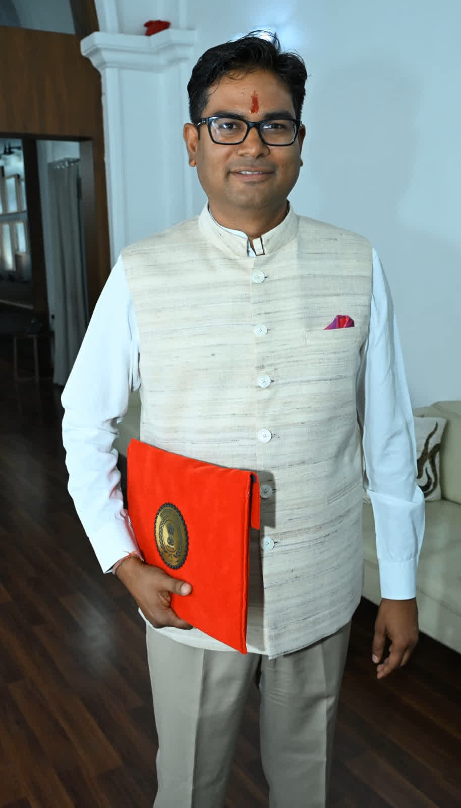 ओपी चौधरी को लाल ब्रीफकेस के साथ देखा गया। बता दें कि, पिछली बार वे काले रंग की ब्रीफकेस के विधानसभा पहुंचे थे। Photo Credit: CG DPR