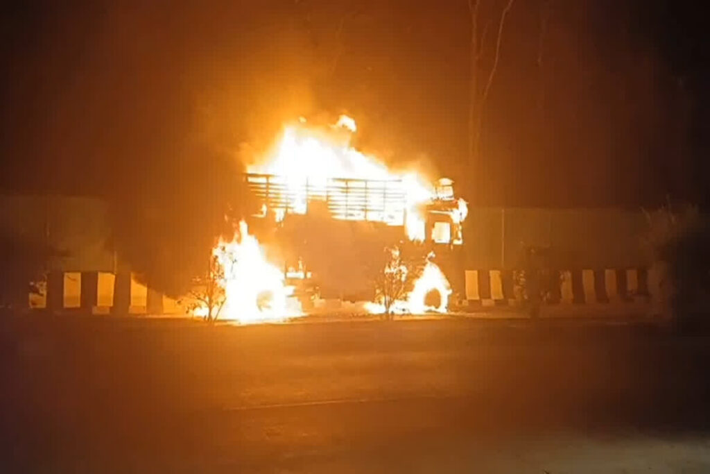 Seoni Truck Fire/ Image Credit: IBC24