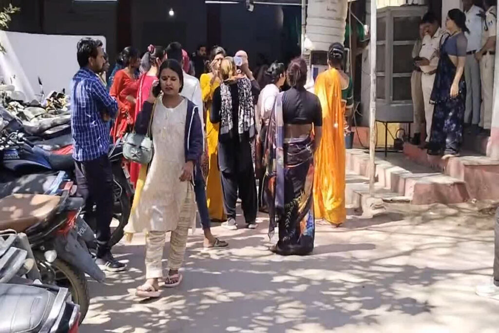 Kinnar Fight Viral Video/ Image Credit: IBC24