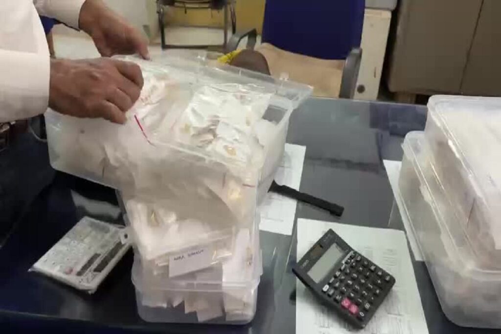 Gold worth 3 crores found in a car, image source: ibc24